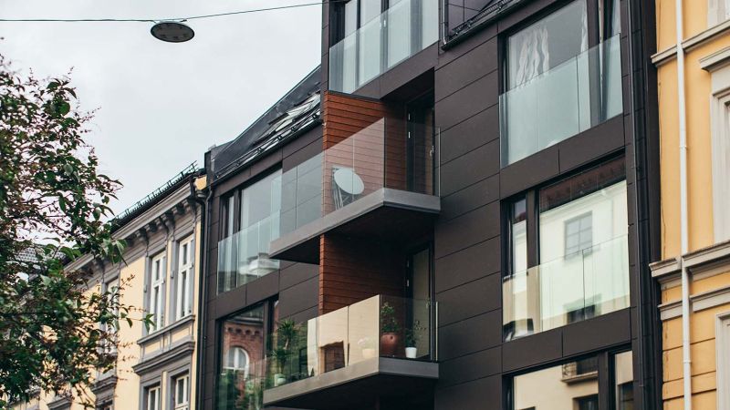 fronten av nybygde leiligheter i Oslo